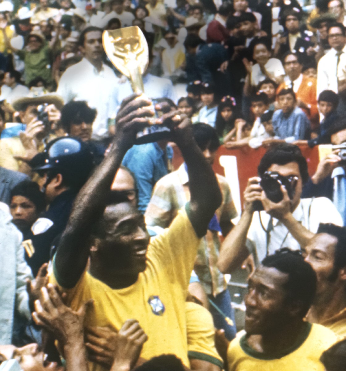 Pelé holds up the Jules Rimet Cup™, 1970